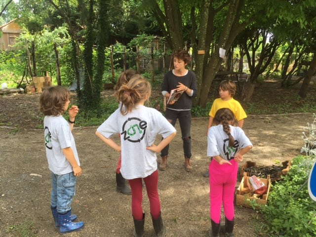 photo d'enfant avec l'animatrice de l'association zone 5 du teil, atelier pédagogique autour de l'environnement, la découverte, la permaculture