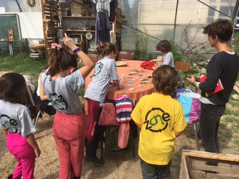 photo d'enfant avec l'animatrice de l'association zone 5 du teil, atelier pédagogique autour de l'environnement, la découverte, la permaculture