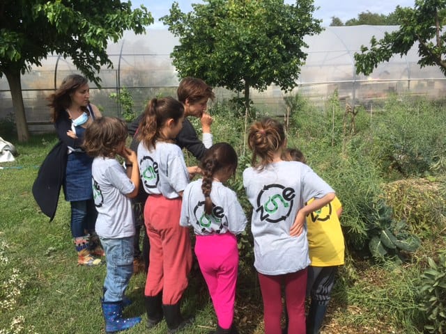 photo d'enfant avec l'animatrice de l'association zone 5 du teil, atelier pédagogique autour de l'environnement, la découverte, la permaculture