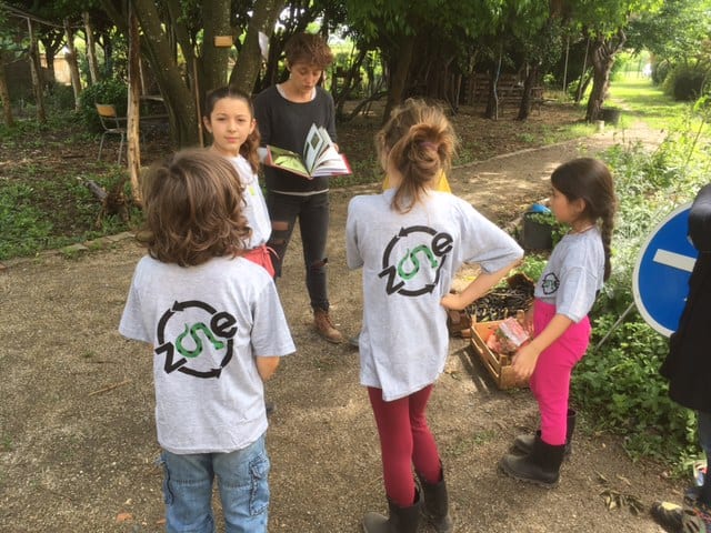 photo d'enfant avec l'animatrice de l'association zone 5 du teil, atelier pédagogique autour de l'environnement, la découverte, la permaculture