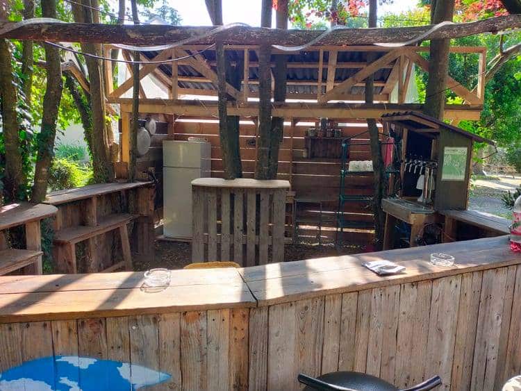 bar en palette construit par les bénévoles de l'association zone 5 au teil permaculture festivité