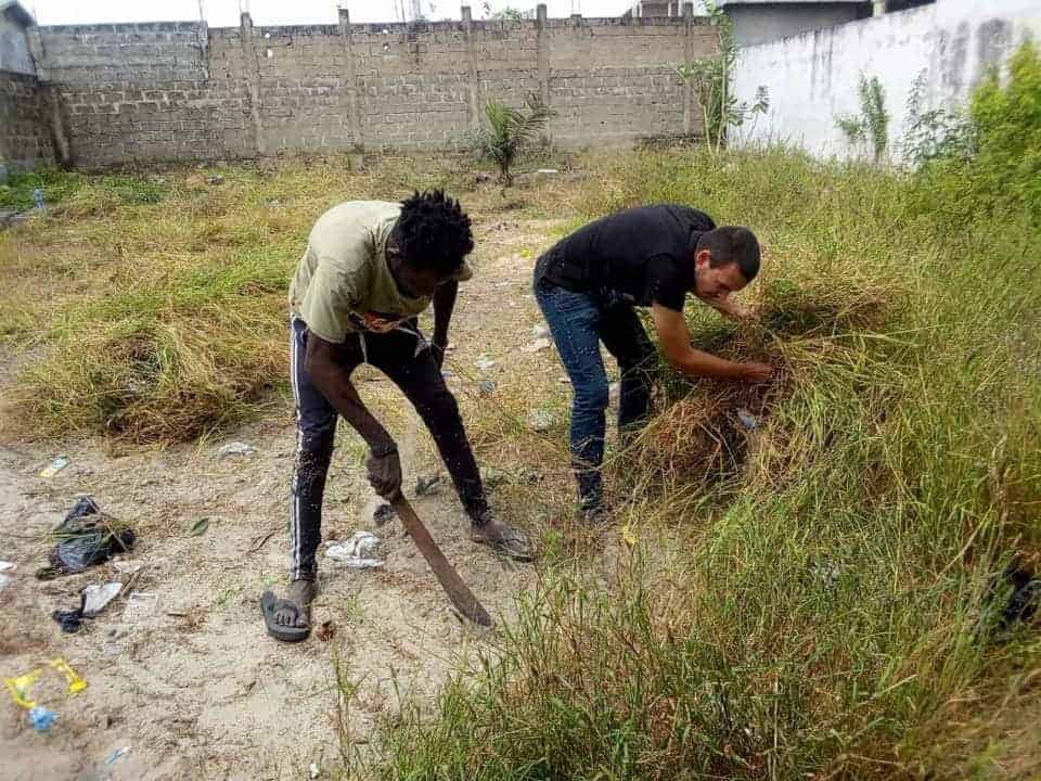 association zone 5 au Bénin, champs, permaculture, matéo et Simon