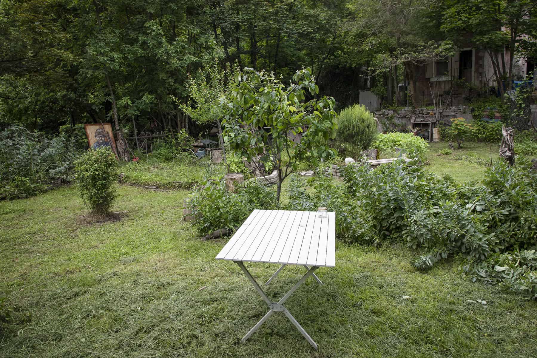 table et jardin, photo Henri Pol photographe, Collectif du Château de Verchaüs, jardin en permaculture