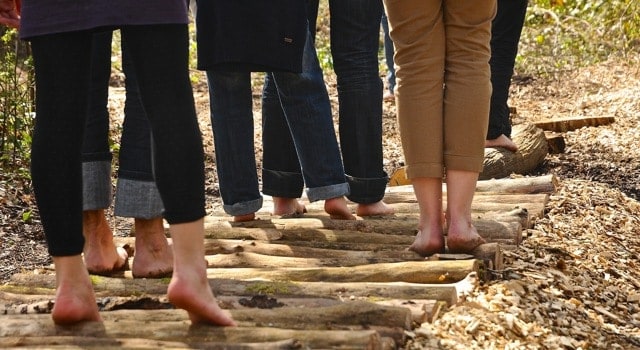 parcours à faire pied nus pour éveiller tous les sens, atelier pédagogique organisé par l'association zone 5 le teil en ardèche