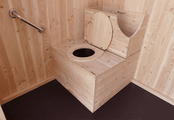 Installation de toilettes sèches en bois