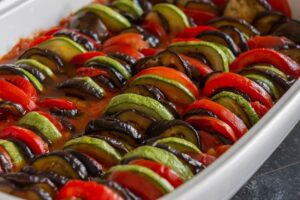 plat de lasagne de légume, alternance de tomates, aubergine et courgette idéal pour allier alimentation et permaculture