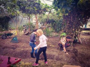 enfant  jardin